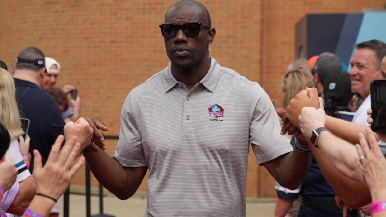 Terrell Owens arrives on the red carpet during the Pro Football Hall of Fame Class of 2022 Enshrinement at Tom Benson Hallof Fame Stadium.