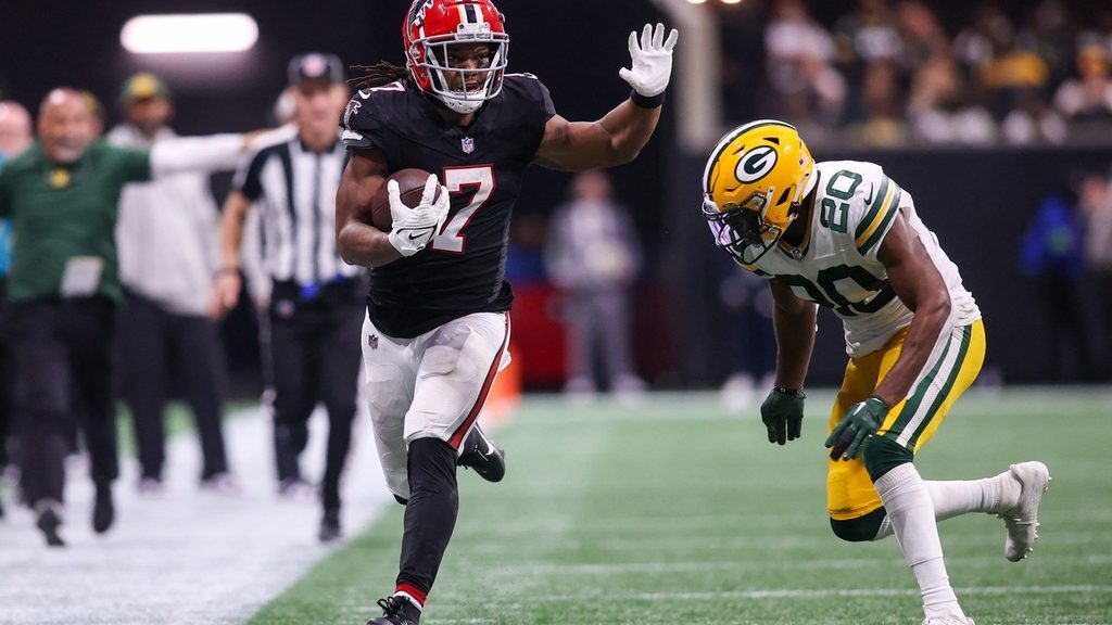 Bijan Robinson runs during Falcons win over Packers