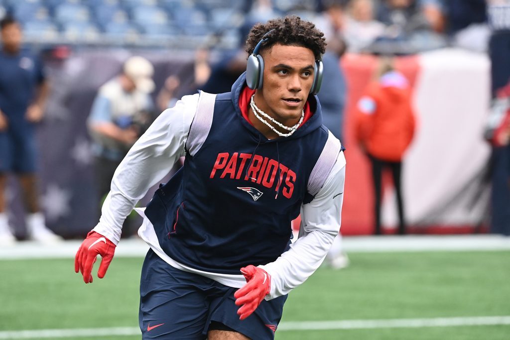 Christian Gonzalez contract player warm-up