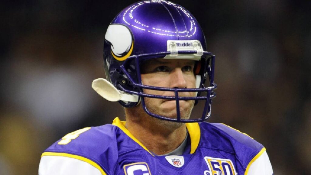 Minnesota Vikings quarterback Brett Favre looks for a receiver at the Louisiana Superdome as the New Orleans Saints took on the Minnesota Vikings during the NFC Championship game.