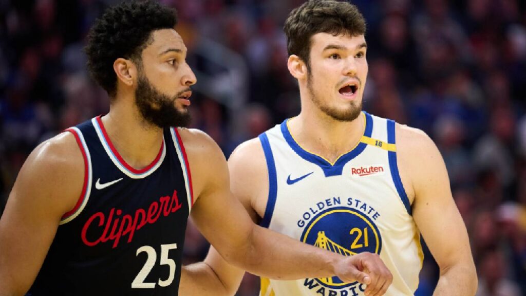 Warriors center Quinten Post (21) gestures toward LA Clippers guard Ben Simmons (25) to confirm his defensive assignment during the first quarter at Chase Center.