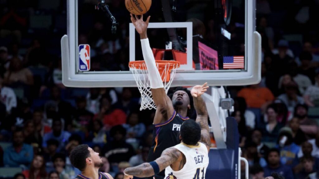 Mark Williams blocks Saddiq Bey during a road game before the Phoenix Suns Mark Williams Injury changed the team’s frontcourt outlook.