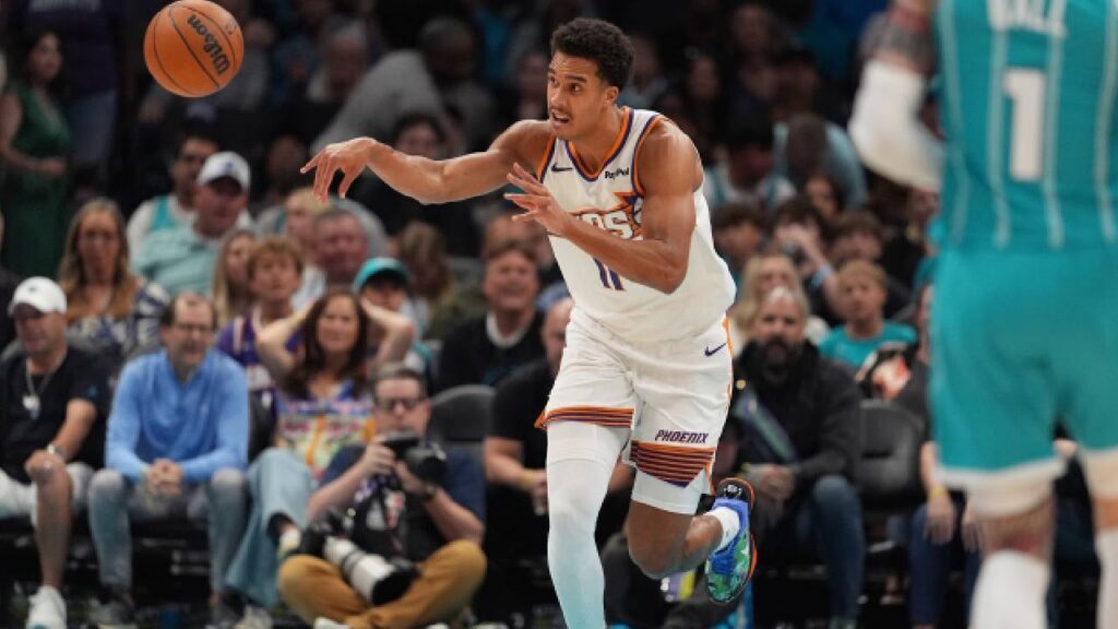 Oso Ighodaro passes against Charlotte as the Phoenix Suns Mark Williams Injury places greater importance on his rotation role.