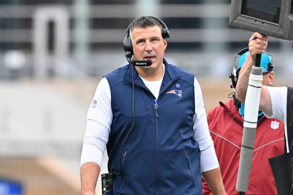 Mike Vrabel at 2026 Patriots v. Steelers game