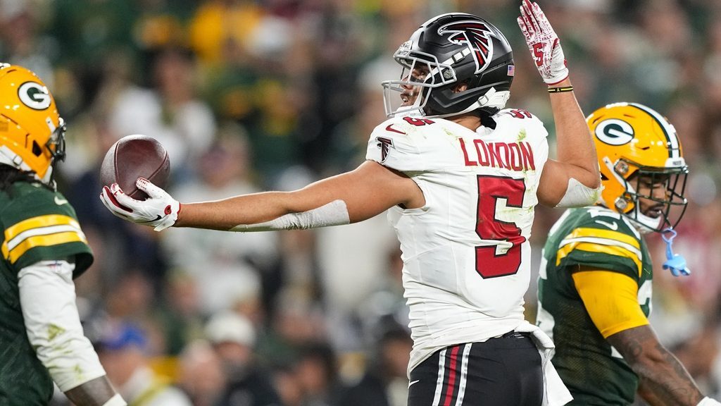 Drake London catches pass during Falcons win over Packers