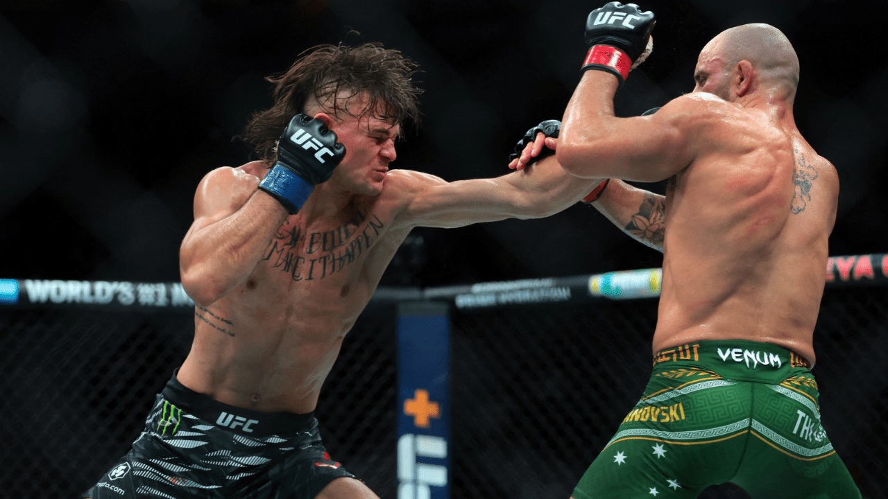 Apr 12, 2025; Miami, Florida, UNITED STATES; Alexander Volkanovski (red gloves) fights against Diego Lopes (blue gloves) during UFC 314 at Kaseya Center. Mandatory Credit: Sam Navarro-Imagn Images