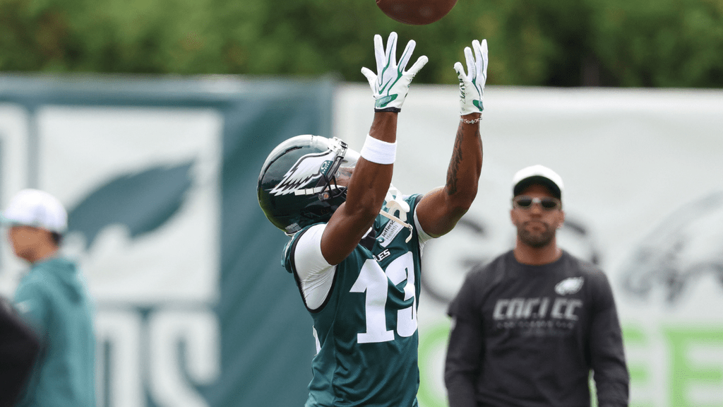 Dontayvion Wicks hauling in a pass