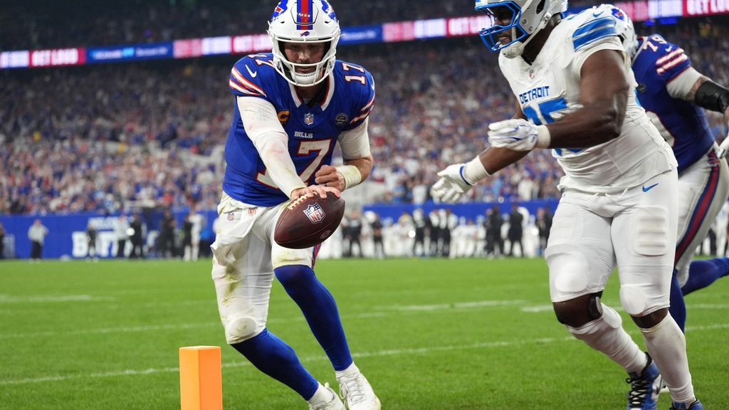 Josh Allen scores touchdown during Bills win over Lions