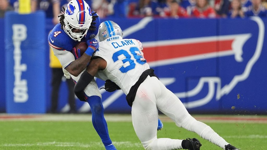 James Cook runs with the ball during Bills win over Lions