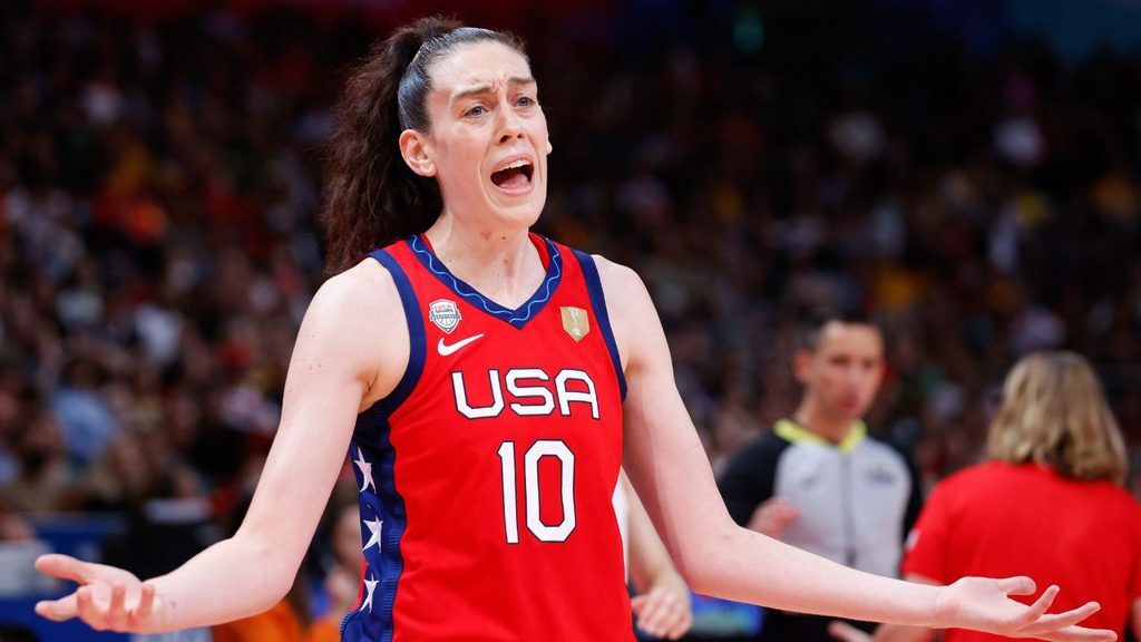 OCT 1, 2022; Sydney, AUS; Breanna Stewart (10) in third quarter of FIBA Women’s Basketball World Cup final against China at Sydney SuperDome. Mandatory Credit: Yukihito Taguchi-USA TODAY Sports