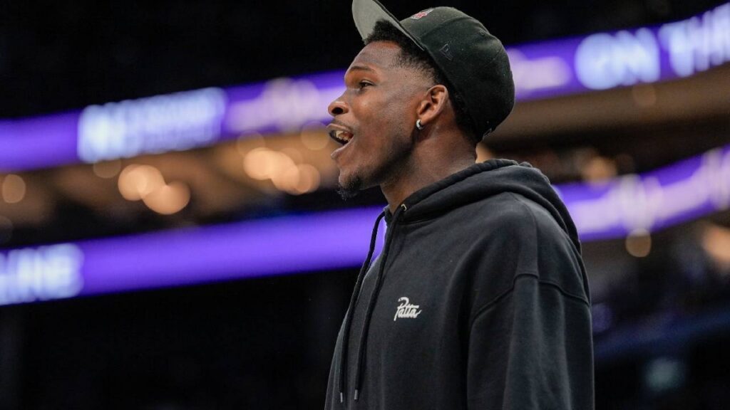 Anthony Edwards knee surgery