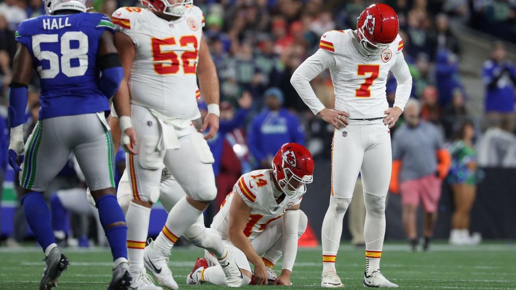 Chiefs vs. Seahawks - Butker reacts after missed field goal