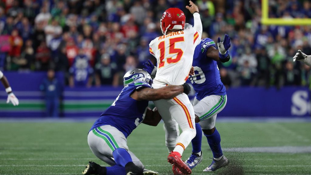 Chiefs vs. Seahawks - Mahomes passes under pressure