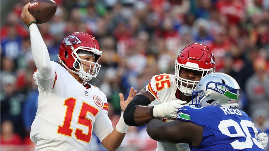 Chiefs Pass Protection - pat mahomes passes behind protection