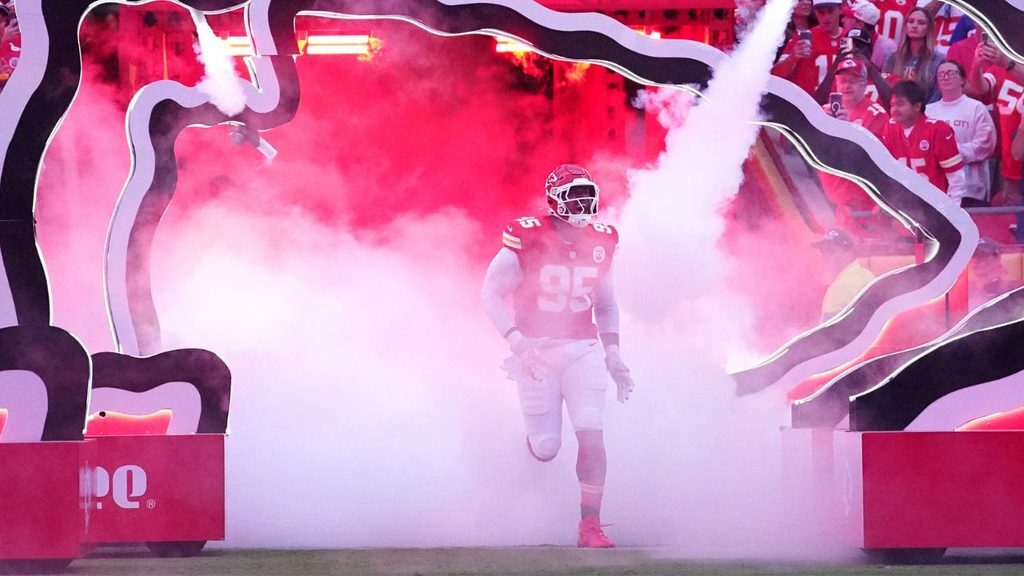 Chiefs Screen Defense - Chris Jones enters the field at Arrowhead