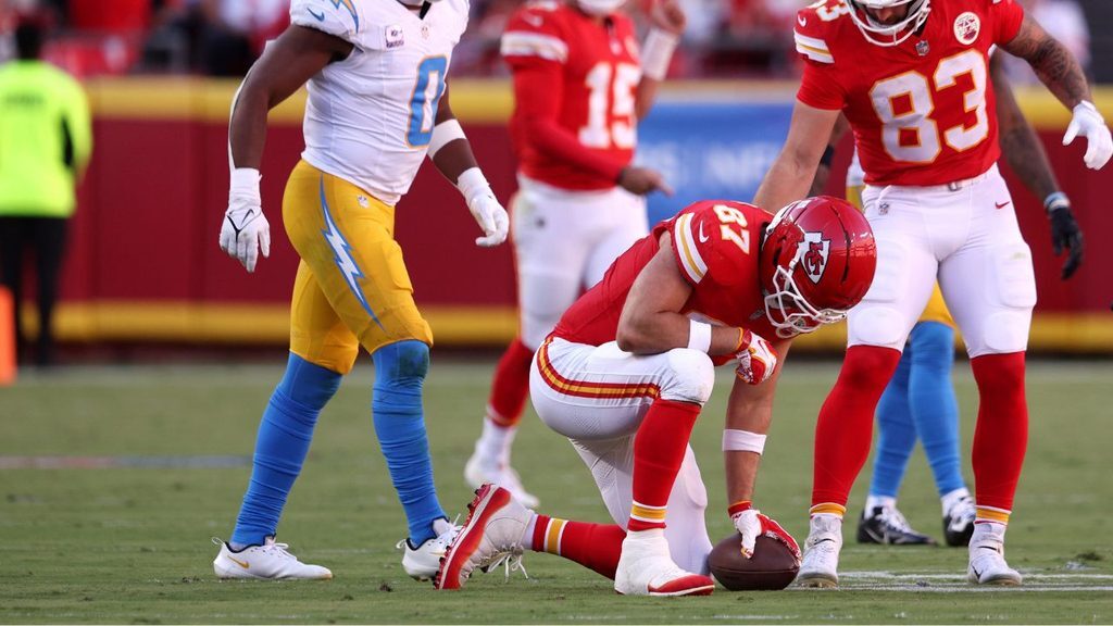 Travis Kelce Injury-Kelce reacts after a play against the Chargers