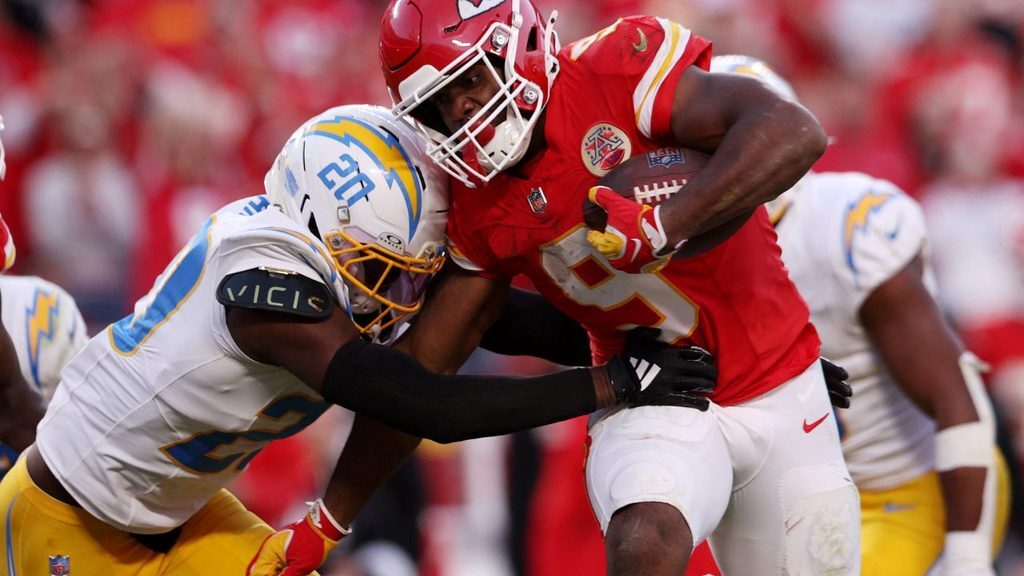 Kenneth Walker dodges a tackle against the Chargers