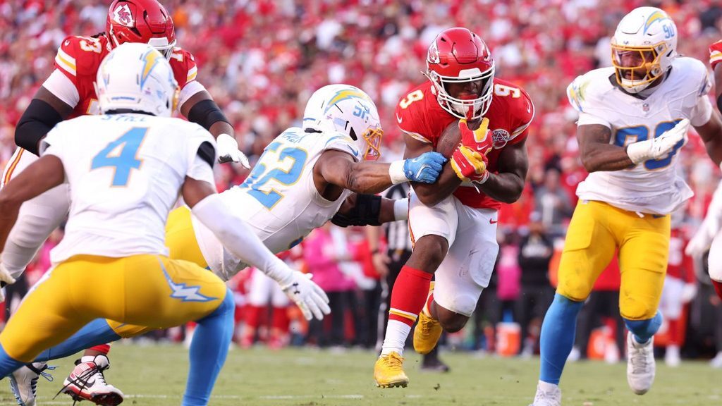 Kenneth Walker runs with the ball against the Chargers