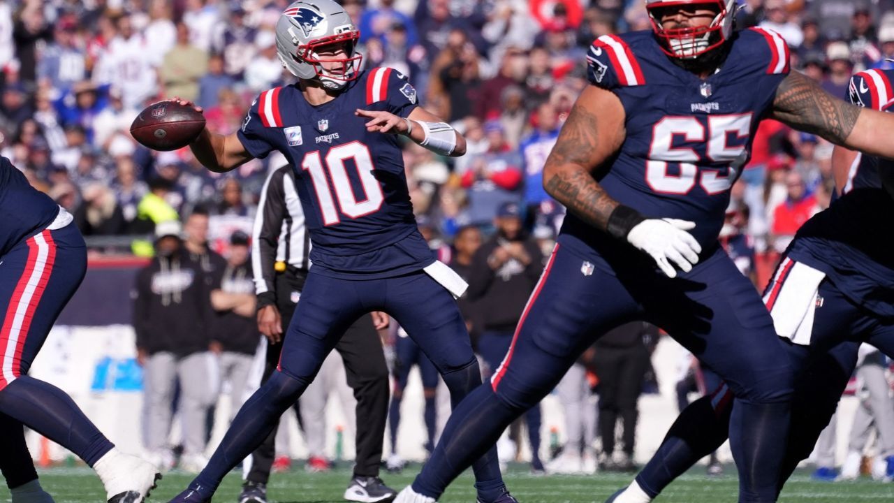 Patriots Week 6: Drake Maye throwing a pass.