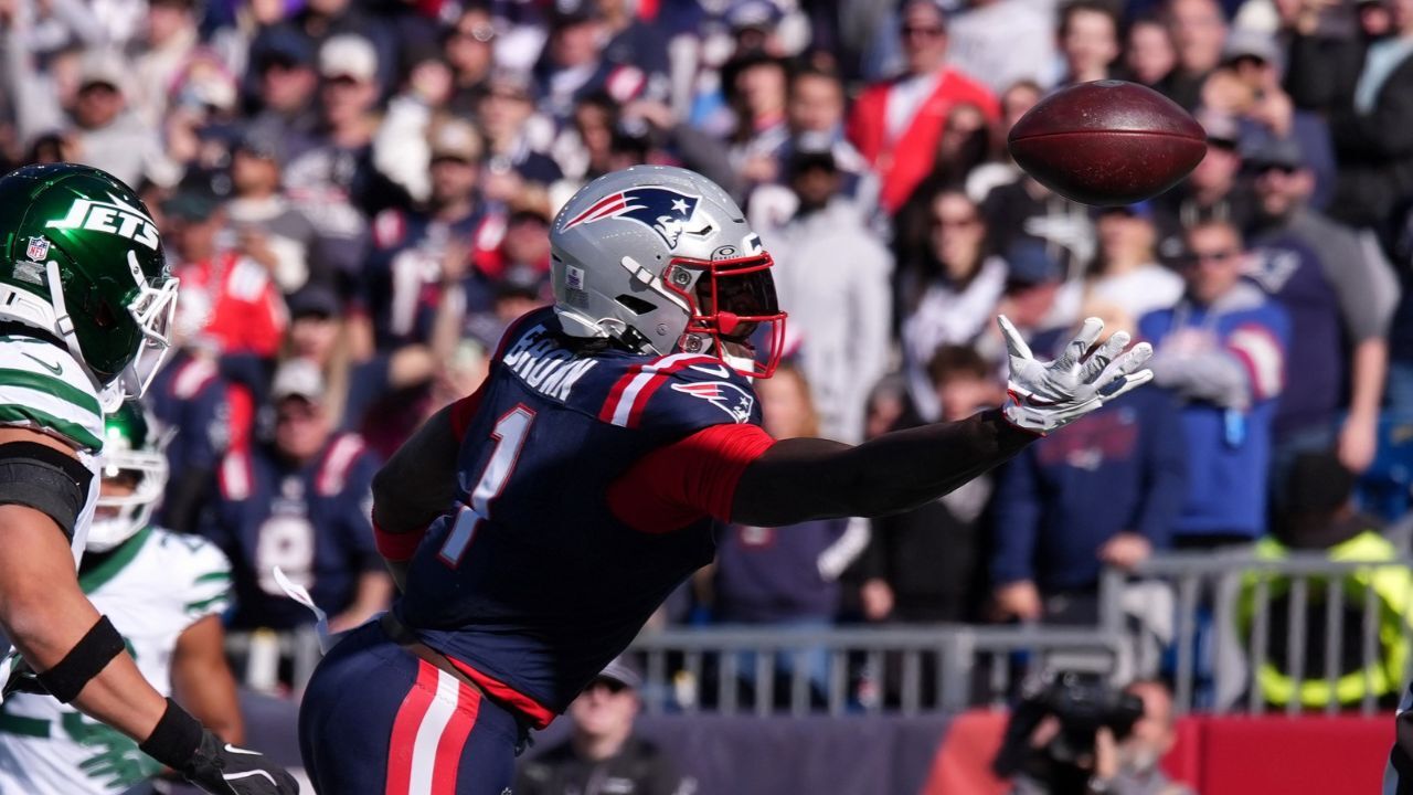 Patriots Week 6: A.J. Brown reaching out for pass.
