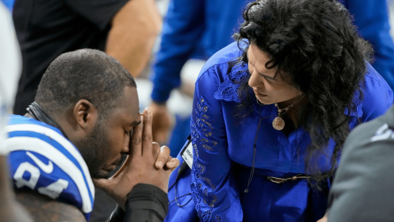 Carlie chats wth player on sideline