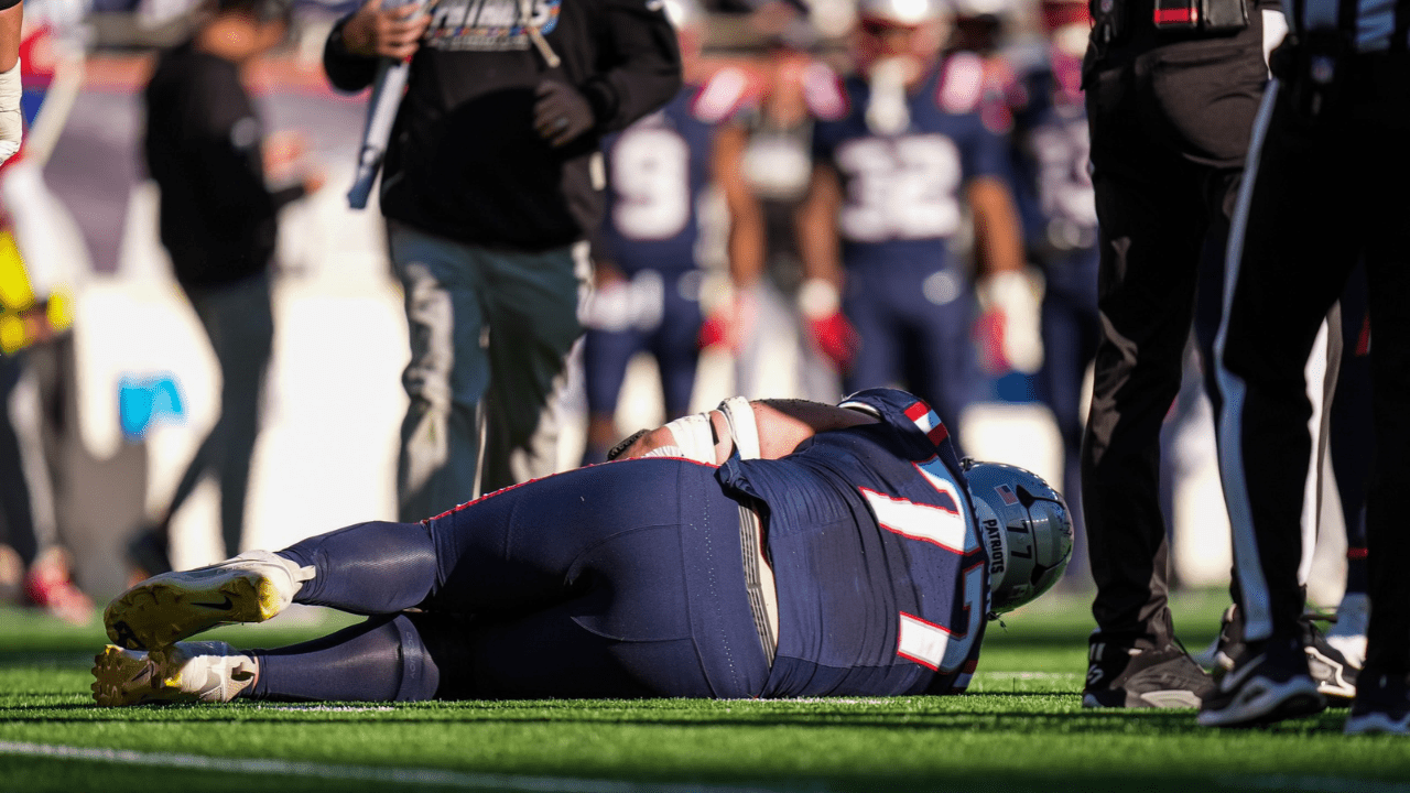 Patriots Week 6: Ben Brown hurt after play.
