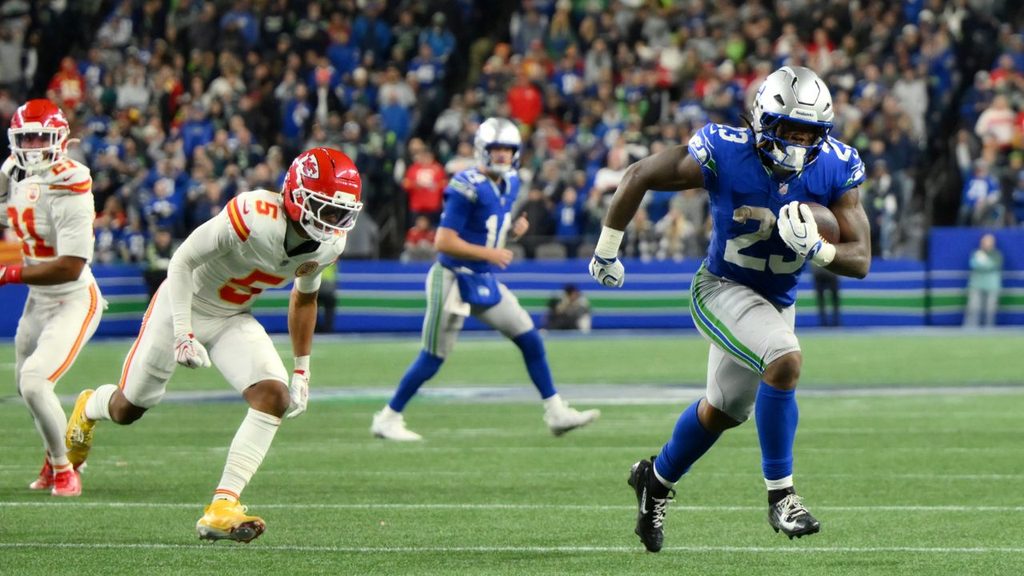 Chiefs vs. Seahawks - Wilson carries for a touchdown