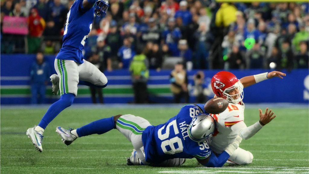 Chiefs Pass Protection - Pat Mahomes is sacked