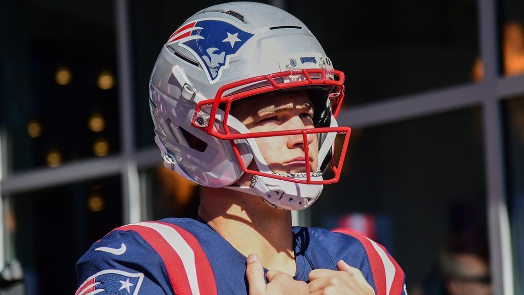 Drake Maye prepares to pass for the New England Patriots