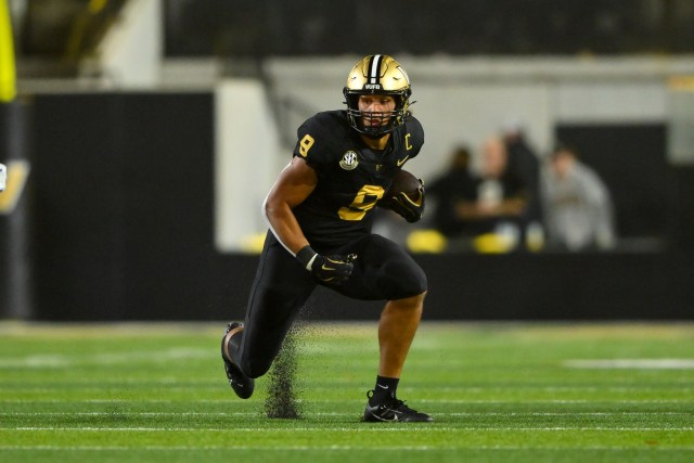 Eli Stowers with the ball in the open field