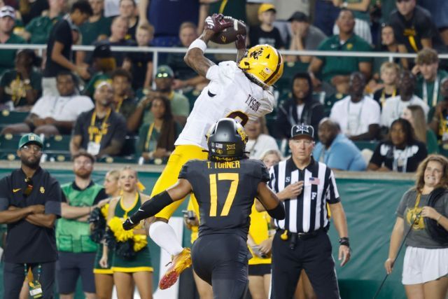 Jordyn Tyson making a highlight catch against Baylor.