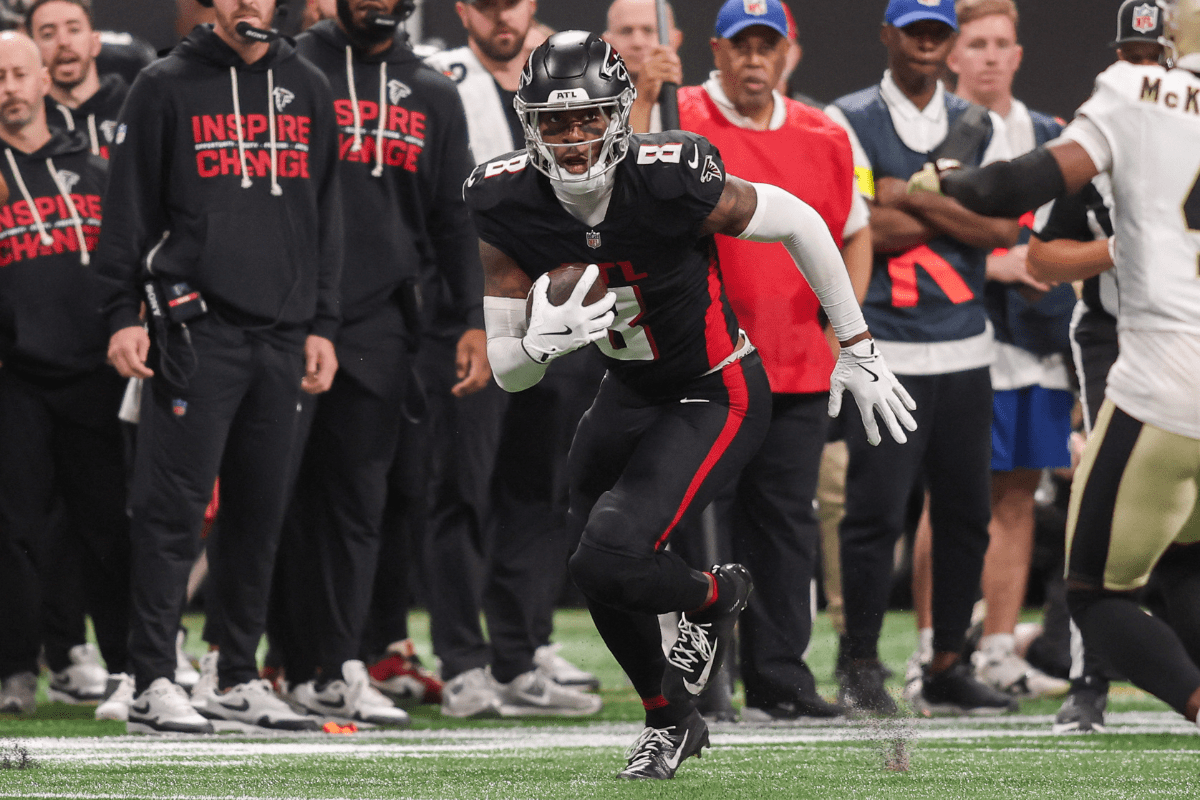 Jan 4, 2026; Atlanta, Georgia, USA; Atlanta Falcons tight end Kyle Pitts Sr. (8) runs after a catch against the New Orleans Saints in the fourth quarter at Mercedes-Benz Stadium. Mandatory Credit: Brett Davis-Imagn Images
