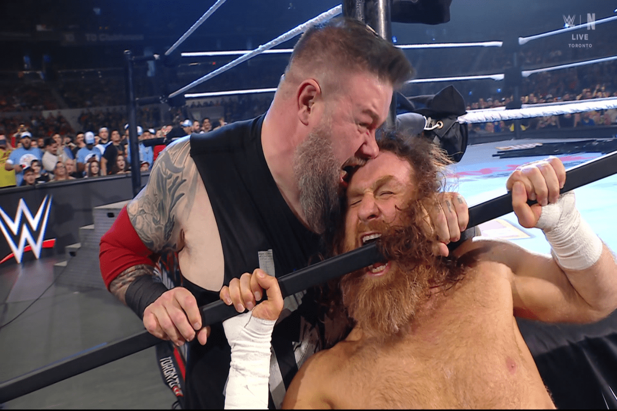 WWE Elimination Chamber - Zayn Vs. Owens
