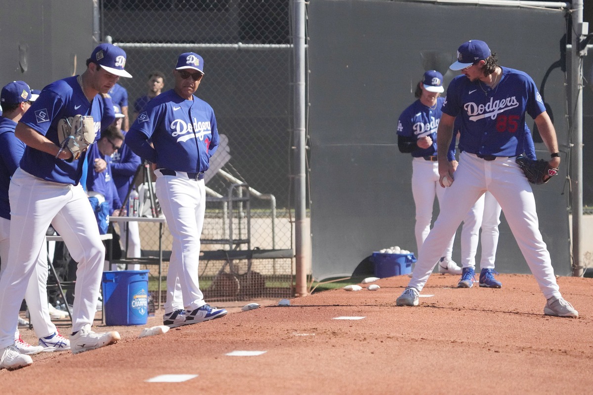 Various Dodgers pitchers throw bullpen sessions in Arizona.