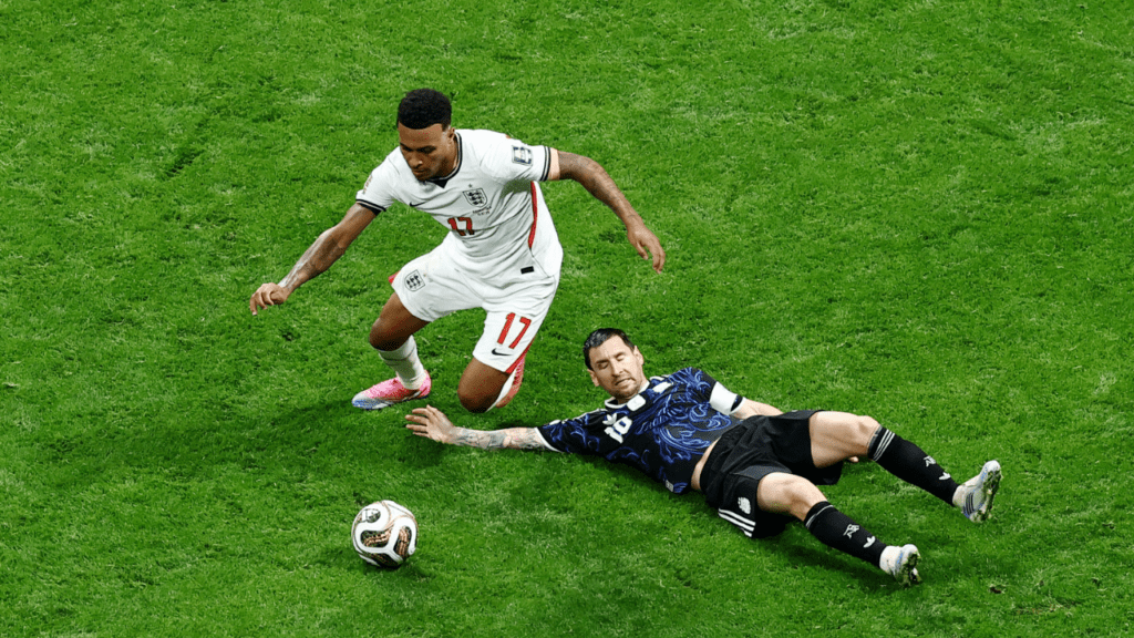 Soccer Football - FIFA World Cup 2026 - Semi Final - England v Argentina - Atlanta Stadium, Atlanta, Georgia, U.S. - July 15, 2026 England's Morgan Rogers in action with Argentina's Lionel Messi REUTERS/Lee Smith