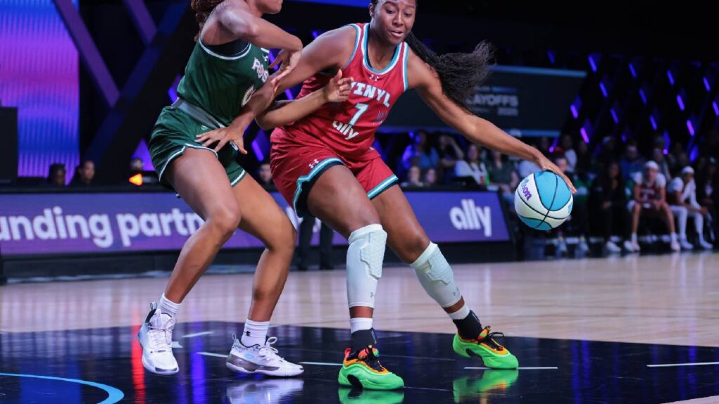Vinyl BC forward Aliyah Boston (7) drives to the basket against Rose BC guard Naz Hillmon (00) during the first quarter of the Unrivaled Championship game at Wayfair Arena.