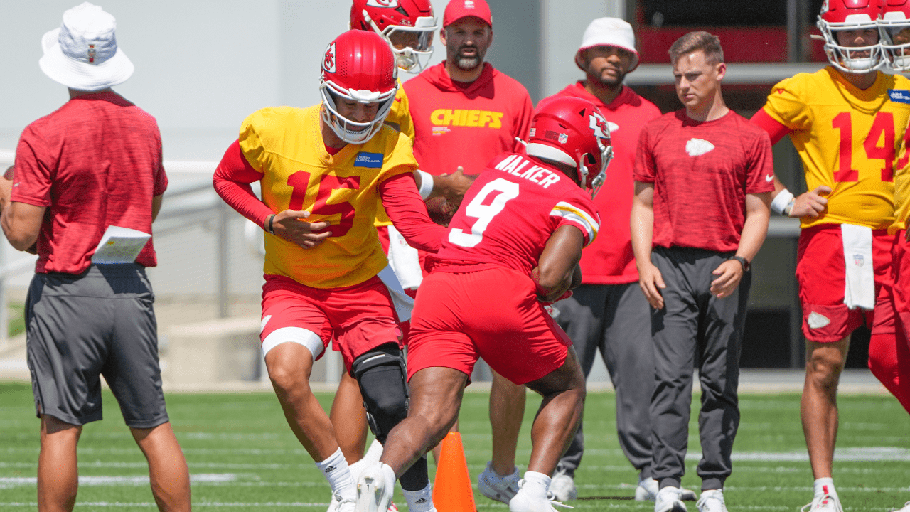 Jun 9, 2026; Kansas City, MO, USA; Kansas City Chiefs quarterback Patrick Mahomes (15) hands off to Kansas City Chiefs running back Kenneth Walker (9) during the Kansas City Chiefs mandatory mini-camp at the Chiefs practice facility. Mandatory Credit: Denny Medley-Imagn Images