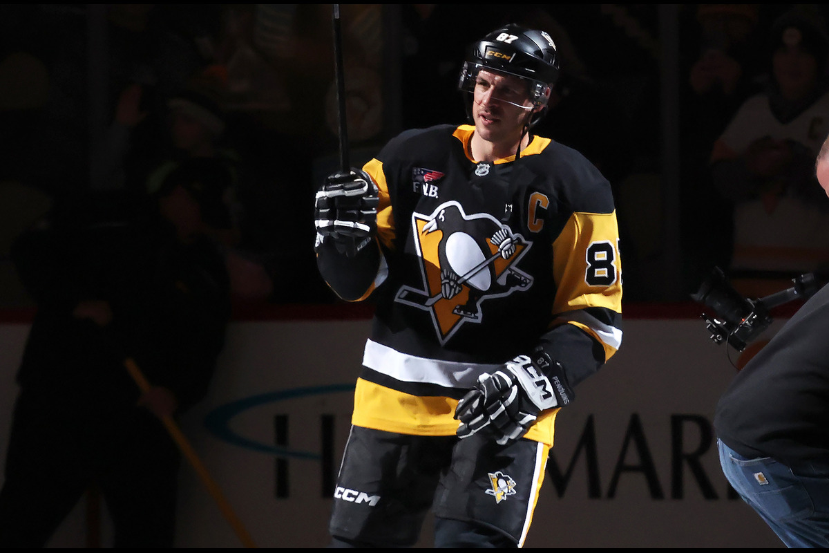 Sidney Crosby is named first star during Penguins' victory.