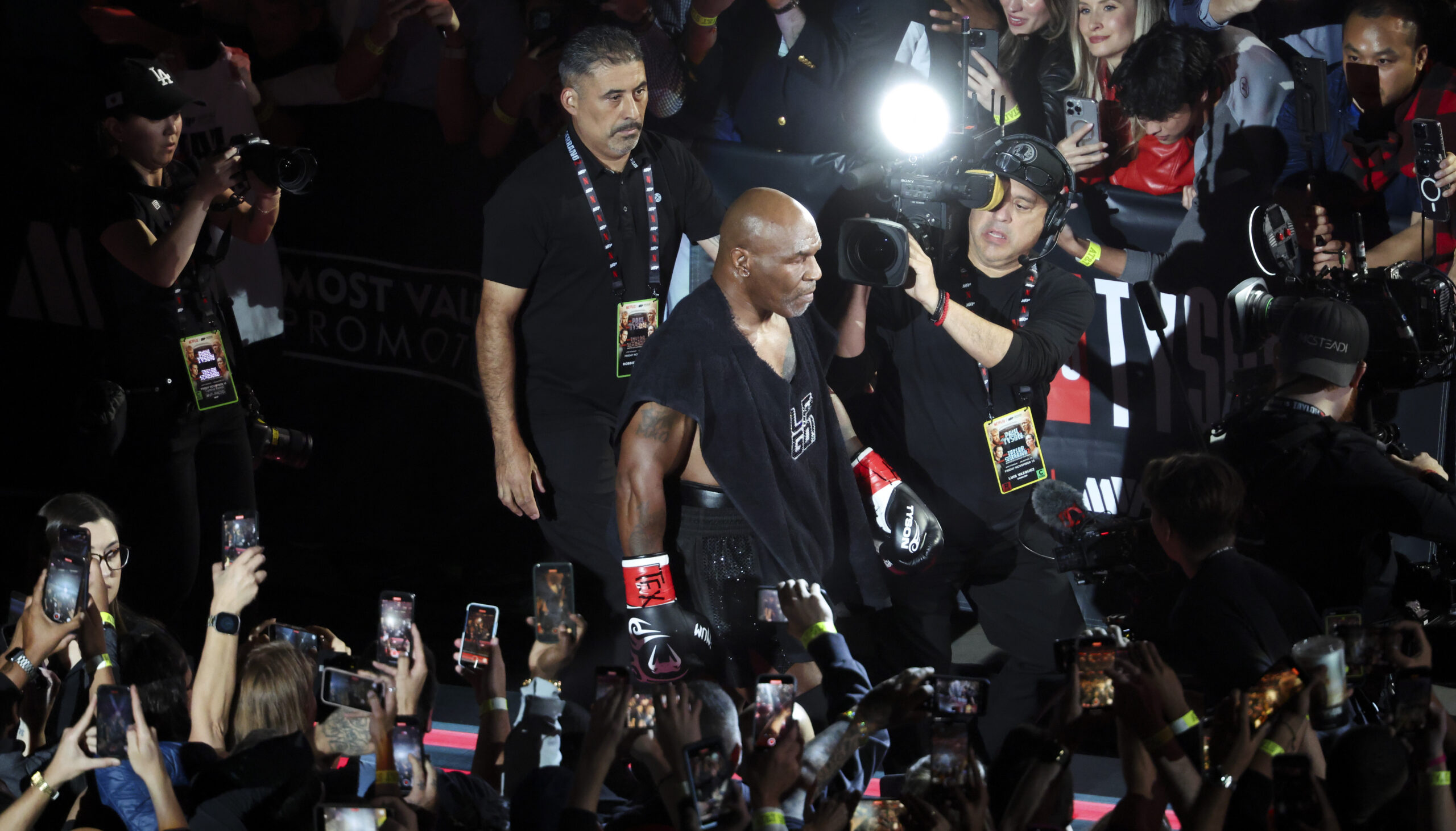 Mike Tyson vs Floyd Mayweather