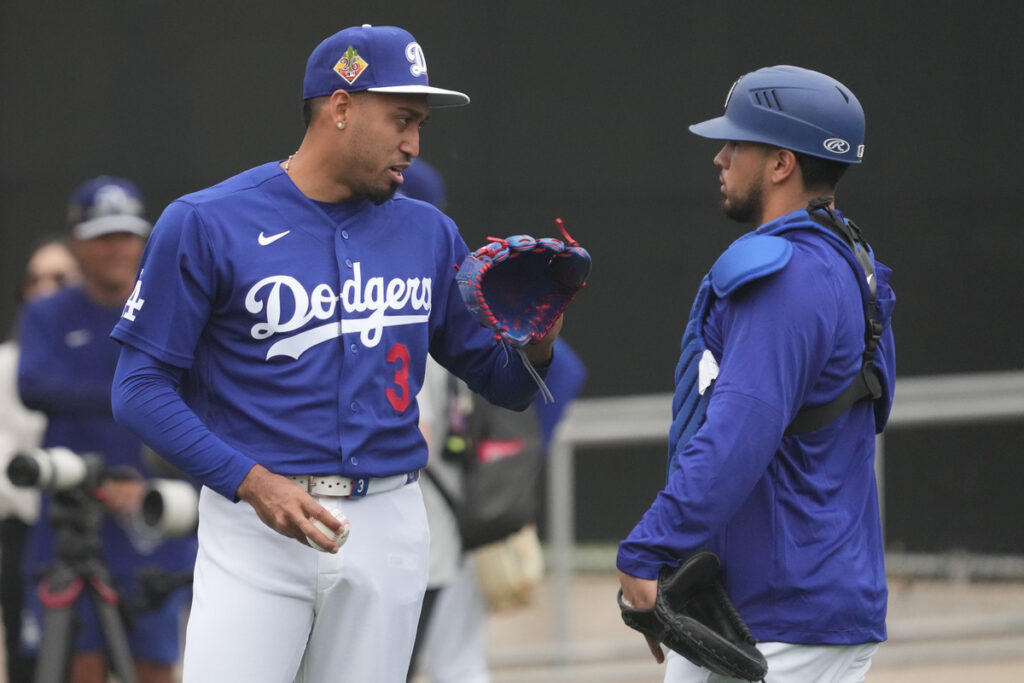 Edwin Díaz throws a bullpen session for the Dodgers. 