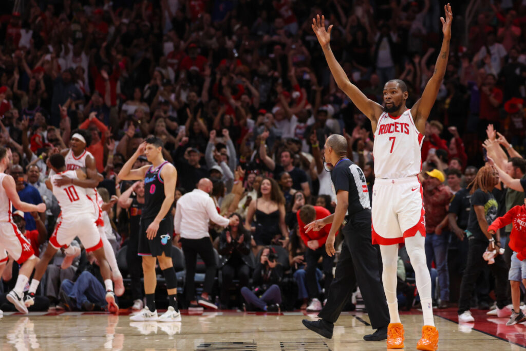 Kevin Durant celebrates