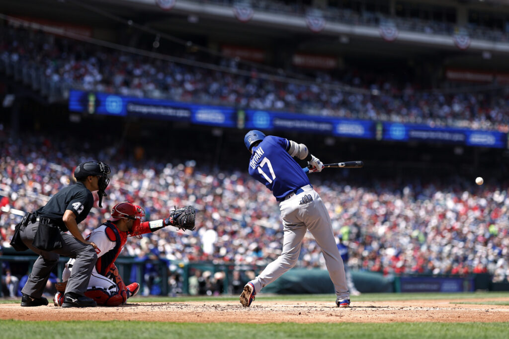 Shohei /ohtani singles for the Dodgers.