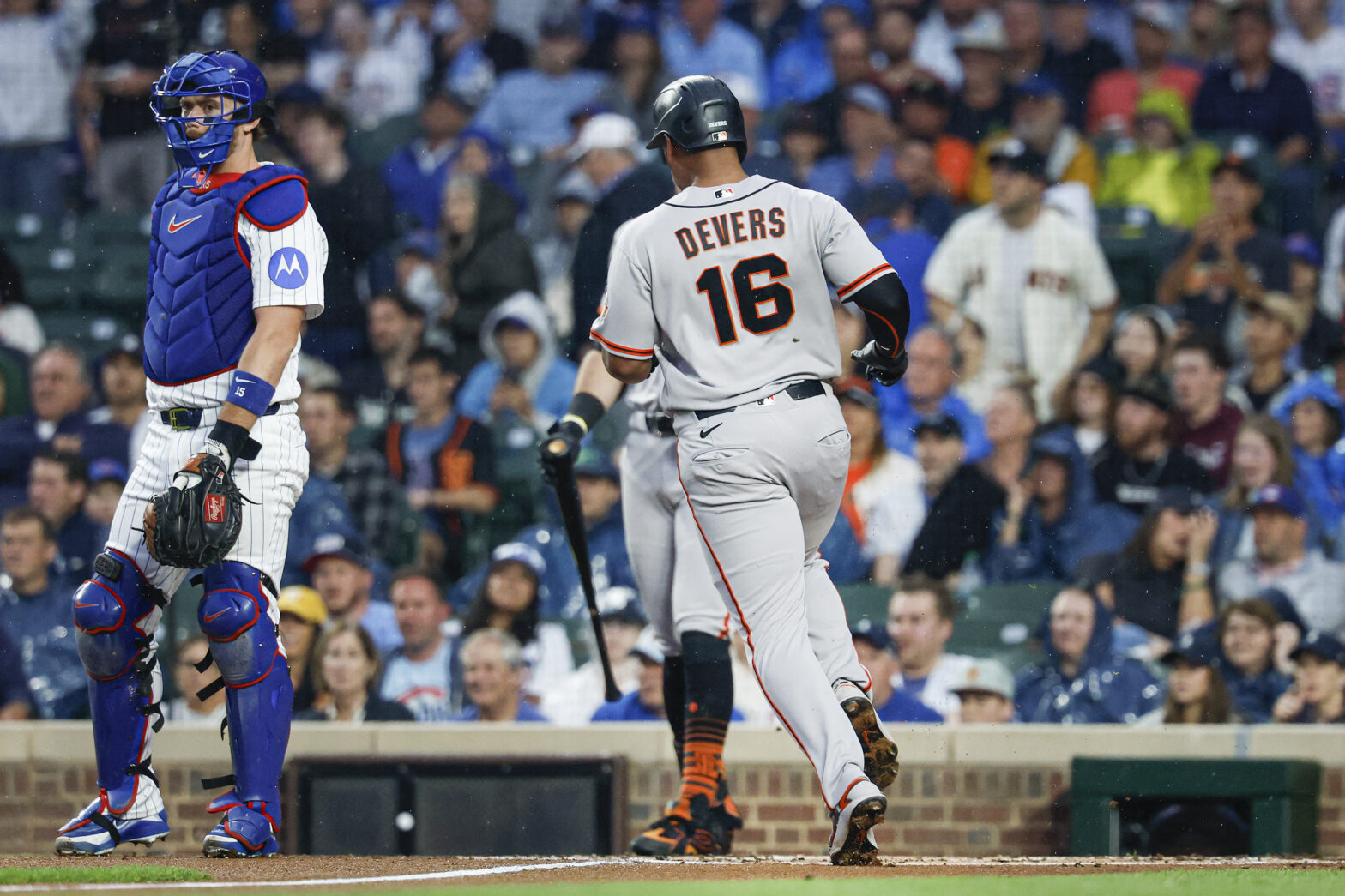 Rafael Devers scores for the Giants.