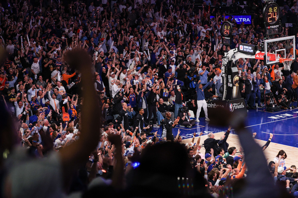 Knicks fans cheer.