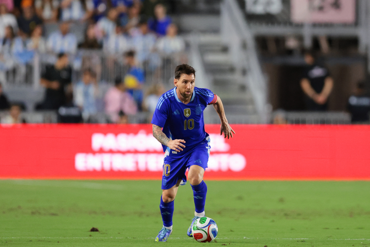 Lionel Messi dribbles the ball.