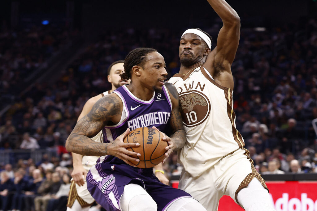 Jimmy Butler guards DeMar DeRozan. 