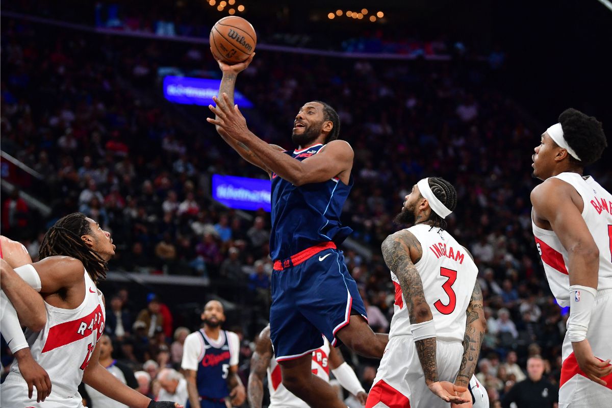 Kawhi Leonard shooting a layup