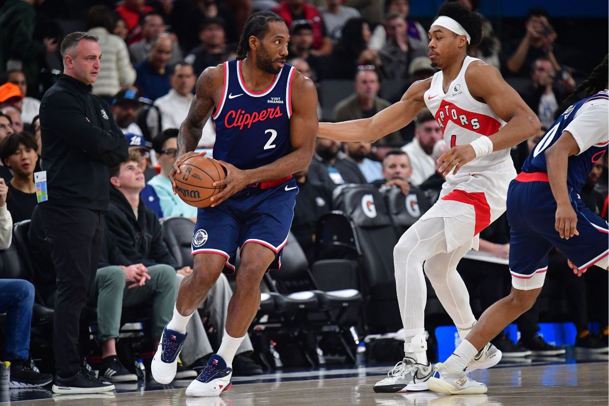 Kawhi Leonard holding the ball in front of Scottie Barnes