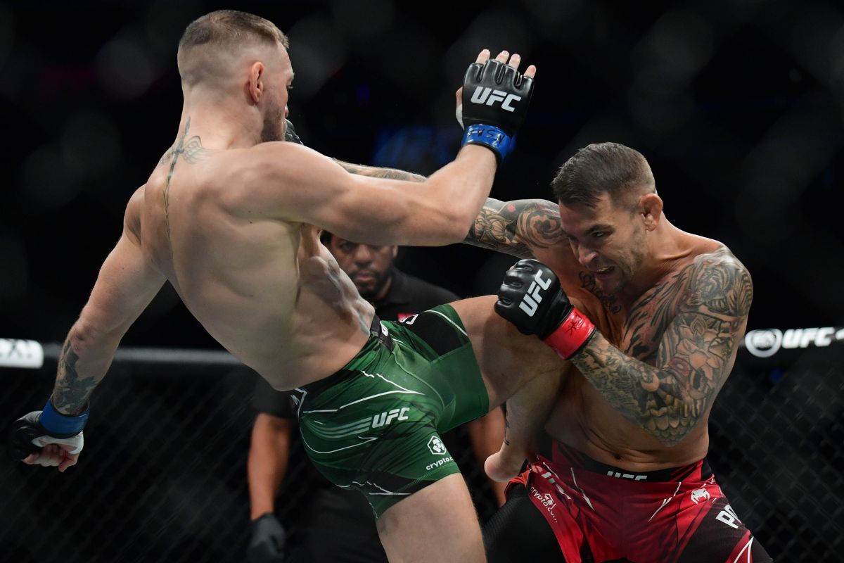 Conor McGregor throwing a knee to the body