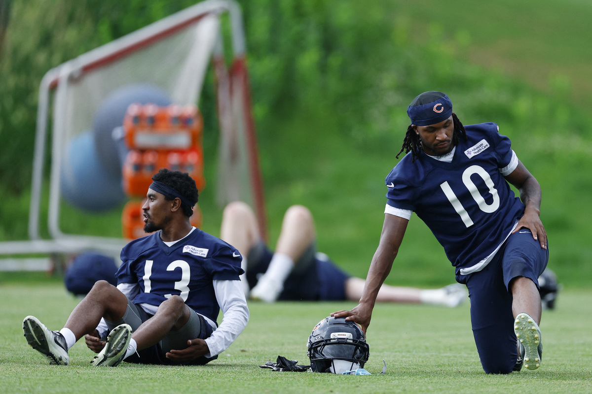 Chicago Bears players participate in minicamp.